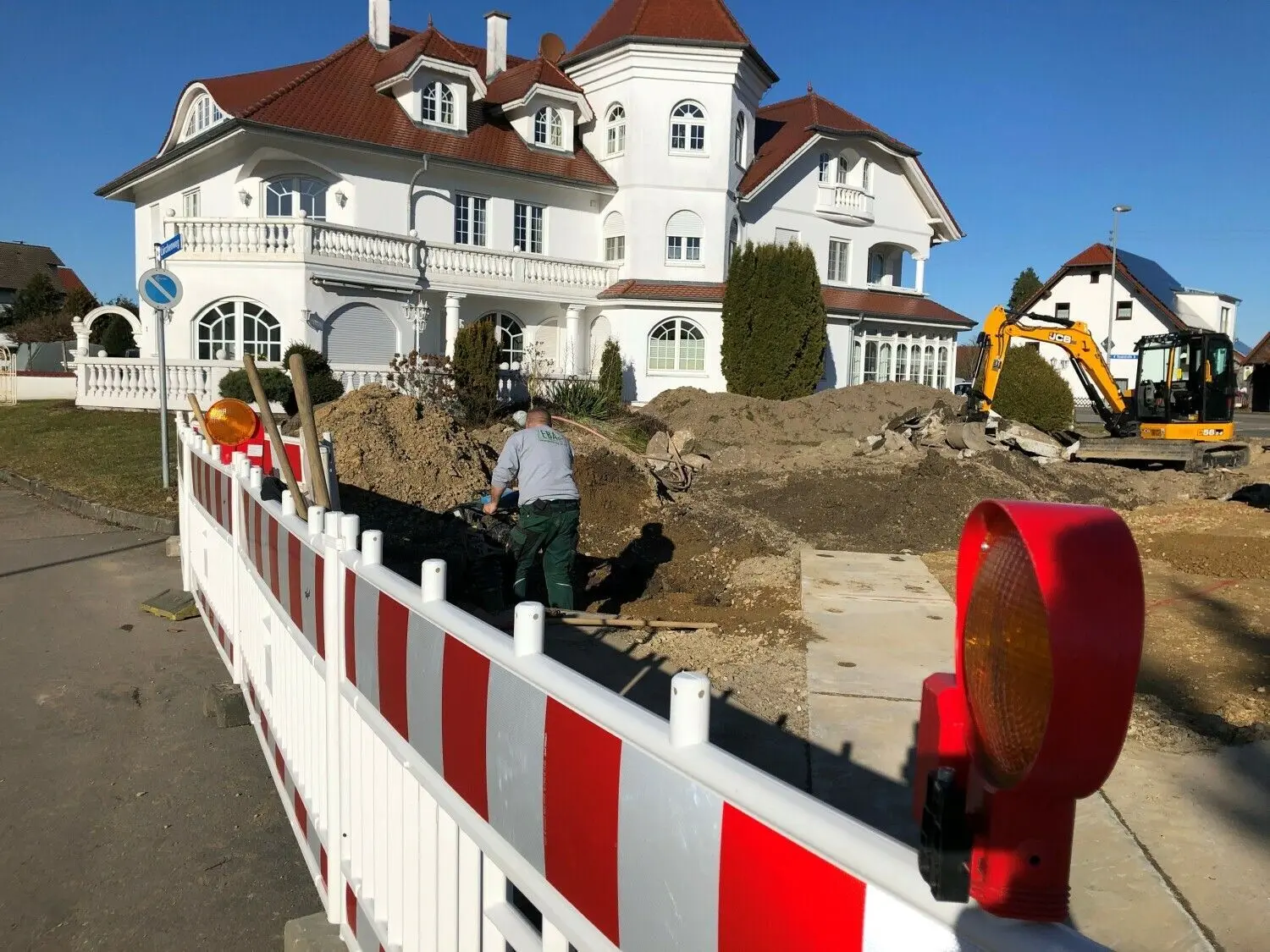 Zum Schutz vor Hochwasser wird der Breitenbach beim Unterbalzheimer Reha-Park frei gelegt. Dafür sind umfangreiche Bauarbeiten notwendig. Noch bis April wird dort gebaggert.⇥