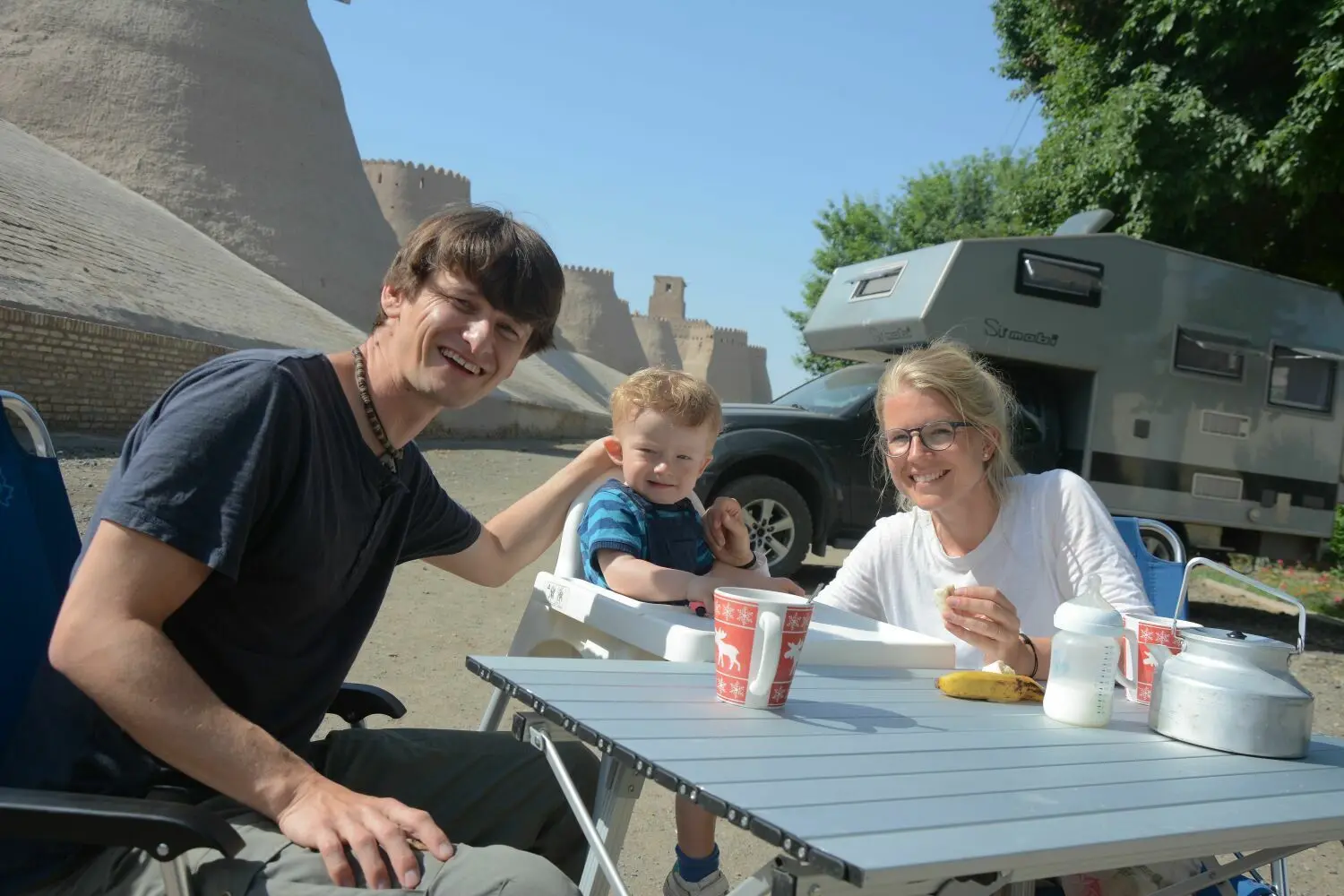 Picknick vor historischem Gemäuer: Familie Klein-Diesner in der Oasenstadt Khiva, Usbekistan. Der historische Stadtkern gehört zum Unesco-Weltkulturerbe.