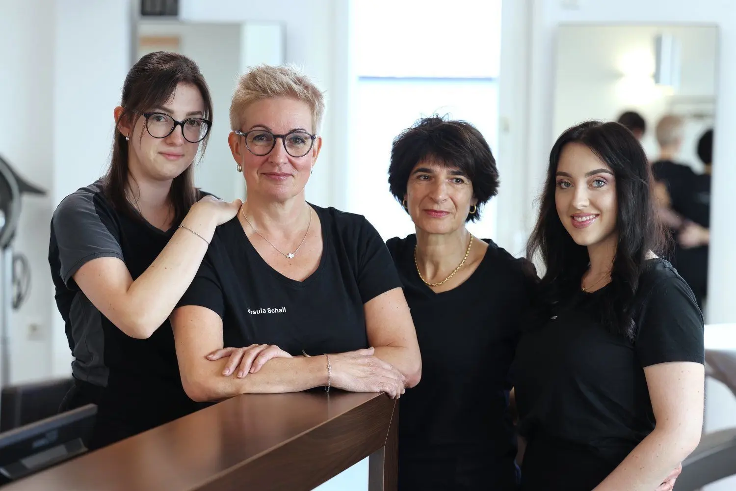 Ein Abschied, der auch einen Neuanfang bedeutet: Christina und Ursula Schall und ihre beiden Angestellten Natalina Manco-Vocino und Tatjana Kurz (von links) gehen nun beruflich getrennte Wege.⇥