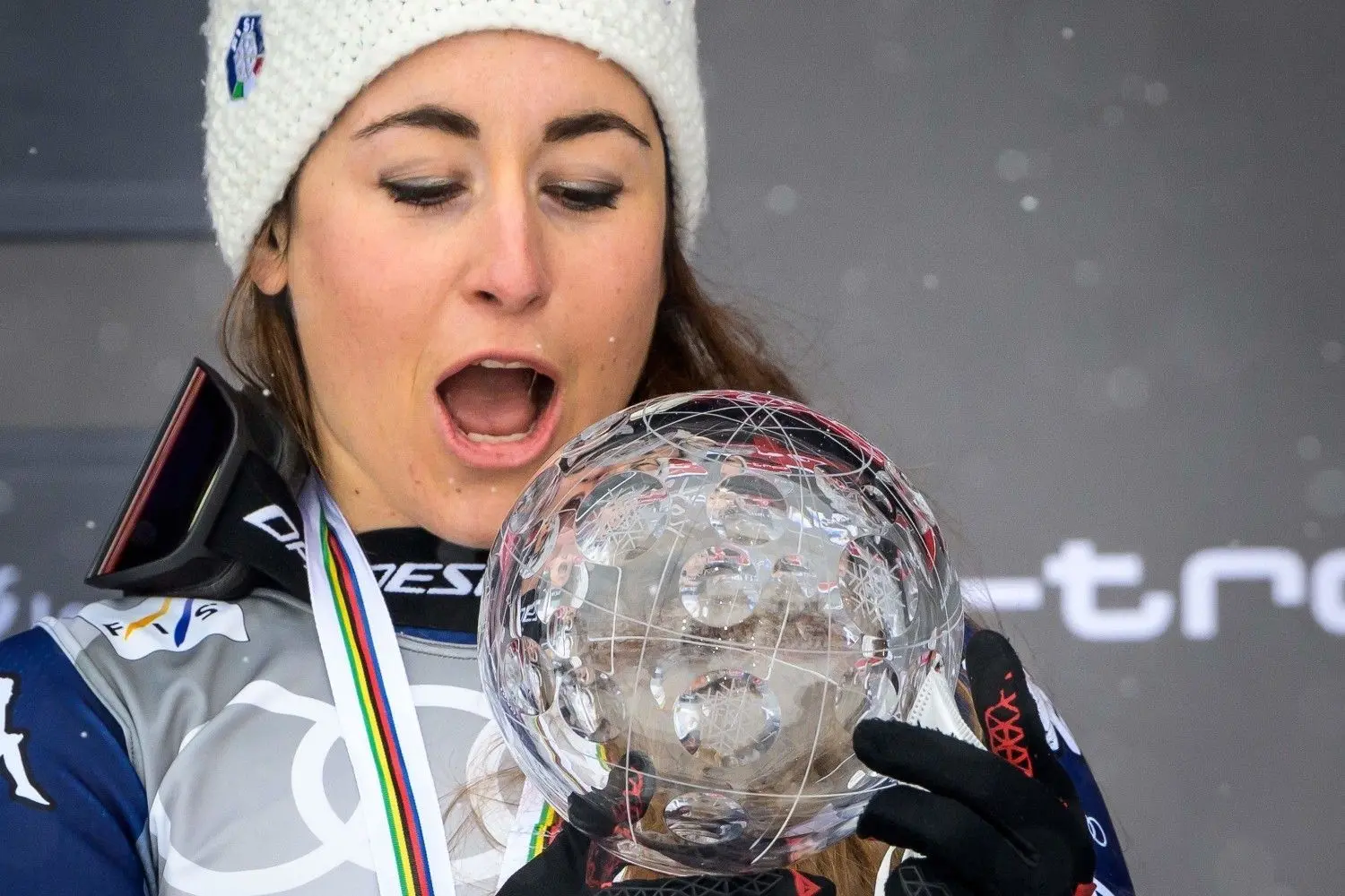 Freude über die kleine Kristallkugel für den Abfahrtsgesamtsieg: Sofia Goggia und Beat Feuz.⇥