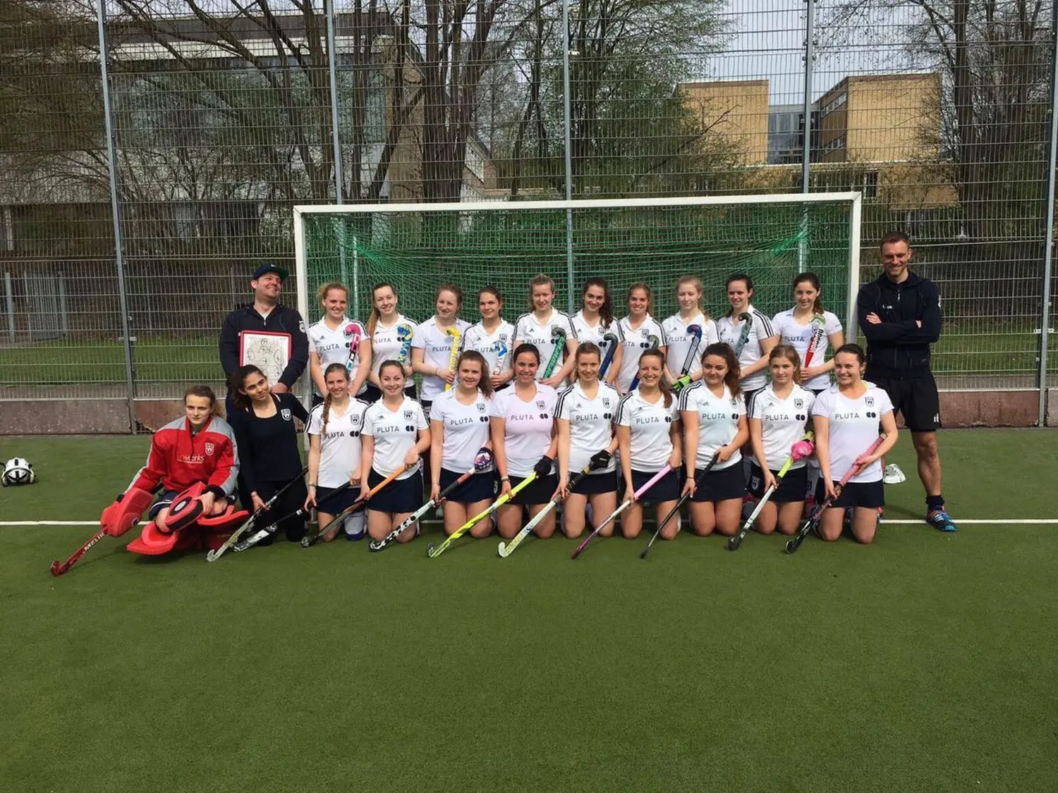Startklar für die Feldsaison: die Hockey-Frauen des SSV Ulm 1846, die in der Oberliga spielen. ⇥