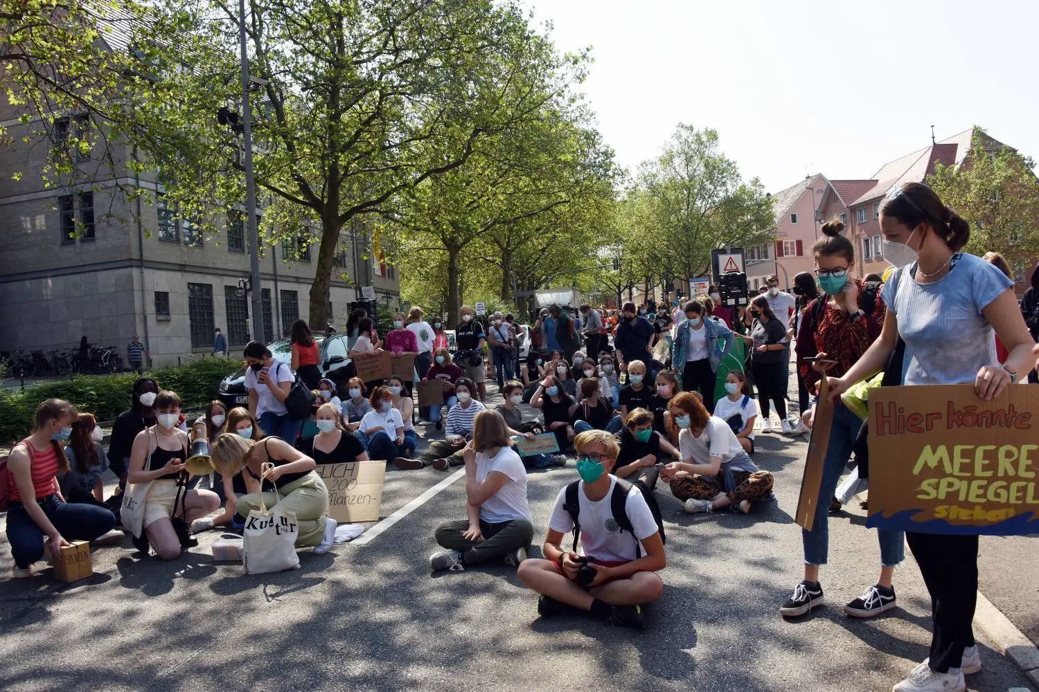 Sitzblockade im Ledergraben: Schüler demonstrierten am Freitagvormittag für den Klimaschutz.