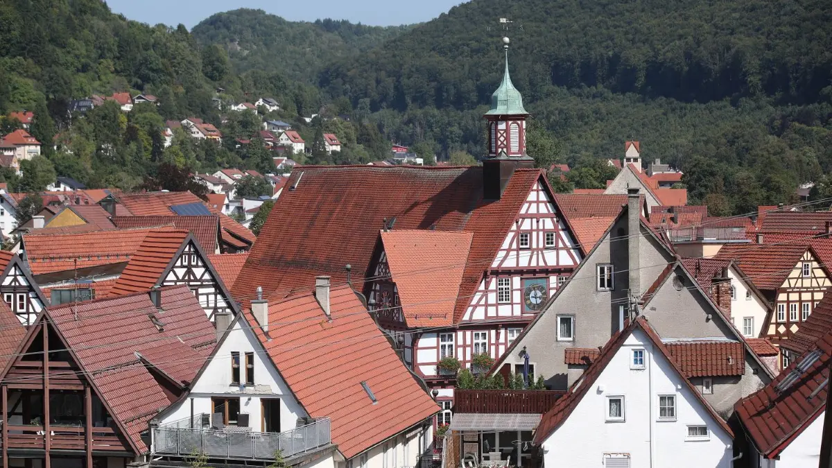 Der Stadt Bad Urach geht es finanziell gut: Der Rat hat nun einige Investitionsvorhaben auf den Weg gebracht.
schmuckbild Bad Urach von der Amanduskirche neu