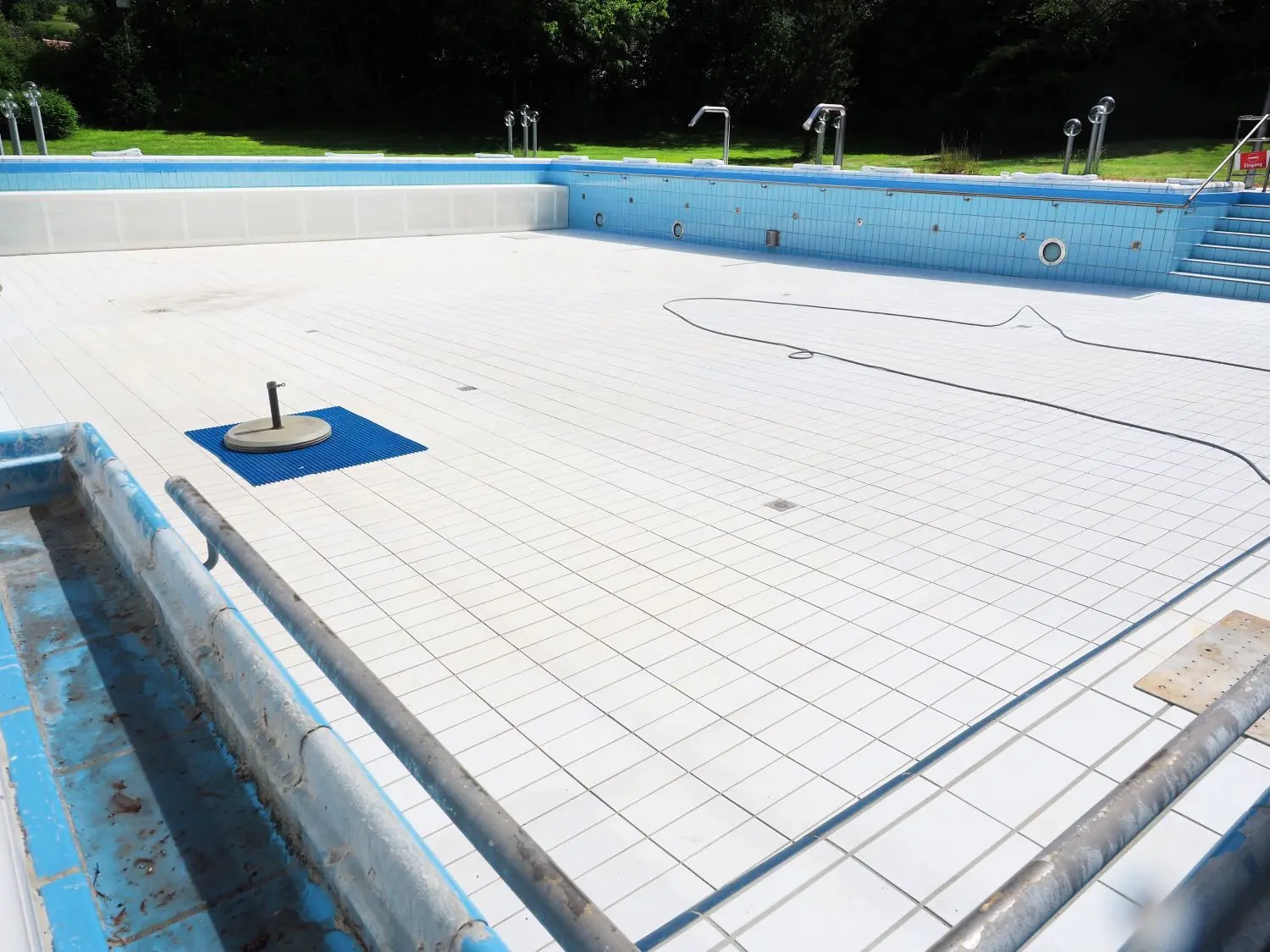Auch das Außenbecken ist derzeit ohne Wasser, damit es gereinigt werden kann.