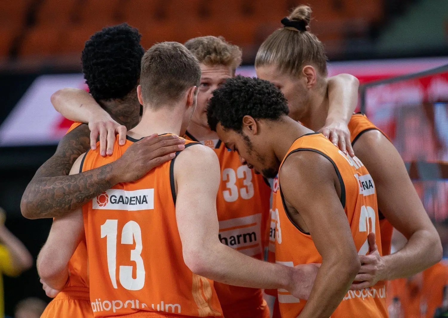 Die Basketballer von Ratiopharm Ulm kommen nach dem Sieg gegen Oldenburg zusammen. ⇥