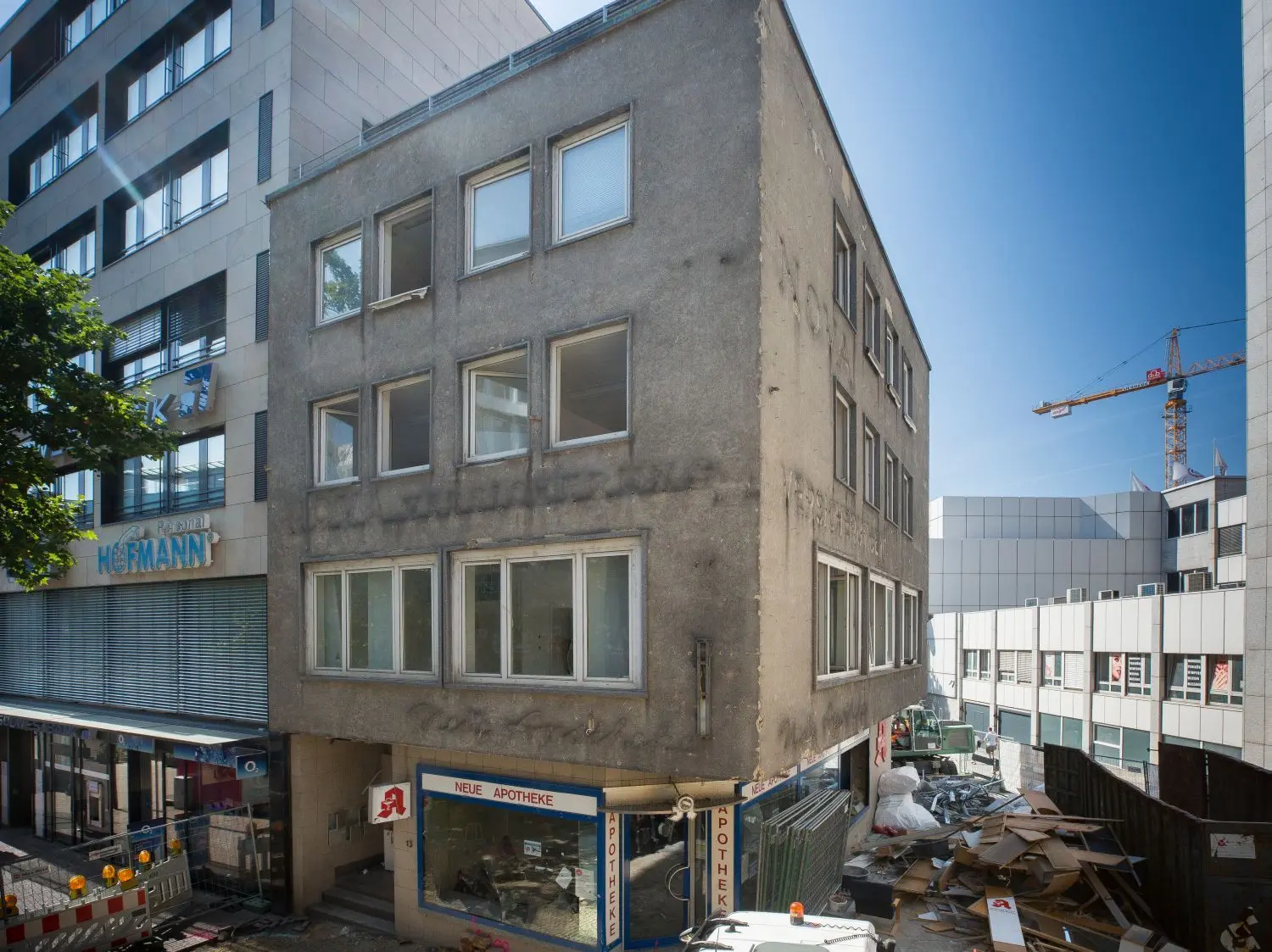 Der Abbruch des Hauses Bahnhofstraße 13 mit der Apotheke im Erdgeschoss beginnt heute. Ende der Woche soll nichts mehr übrig sein. Der Neubau wird so hoch wie das Nachbargebäude.