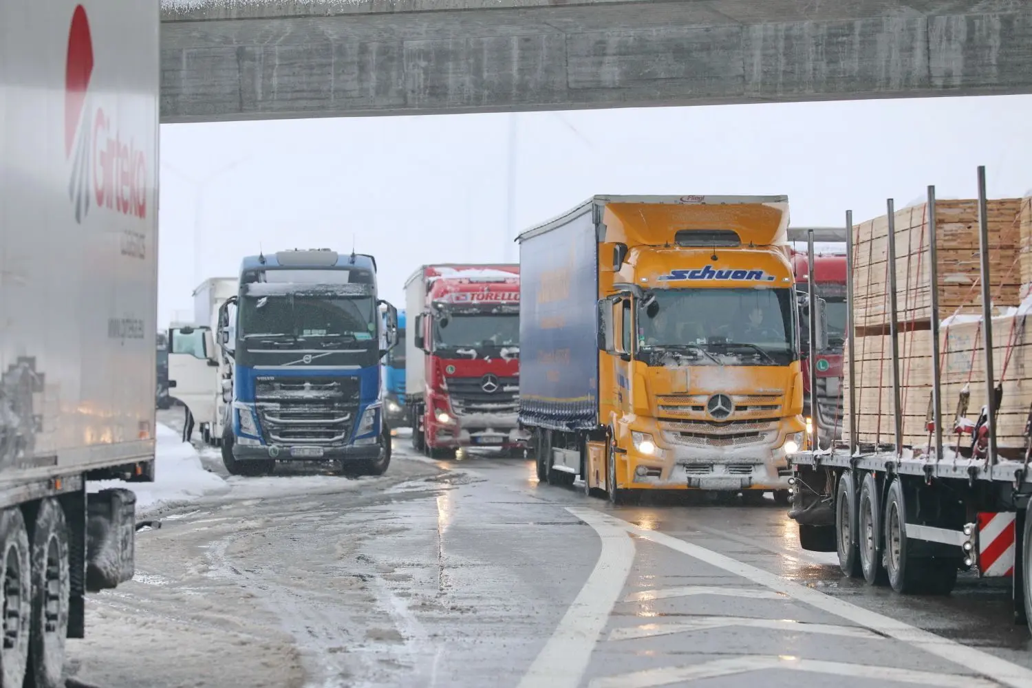 Schneechaos auf A8.⇥