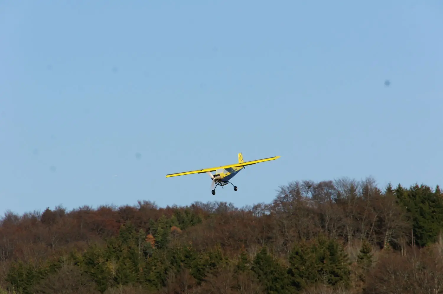 Auf dem Meßstetter Modellflugplatz steigen die Flieger auf.