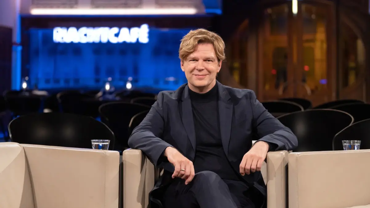 Eine Frau aus Schlat erzählt in der SWR-Sendung „Nachtcafé“ von zwei schweren Schicksalsschlägen.
SWR Fernsehen NACHTCAFÉ, "Die SWR Talkshow - Gäste bei Michael Steinbrecher", am Freitag (05.02.21) um 22:01 Uhr. Gastgeber Prof. Dr. Michael Steinbrecher im Alten E-Werk Baden-Baden. © SWR/Baschi Bender, honorarfrei - Verwendung gemäß der AGB im engen inhaltlichen, redaktionellen Zusammenhang mit genannter SWR-Sendung bei Nennung "Bild: SWR/Baschi Bender" (S2+). SWR Presse/Bildkommunikation, Baden-Baden, Tel: 07221/929-26868, foto@swr.de / Weiterer Text über ots und www.presseportal.de/nr/7169 / Die Verwendung dieses Bildes ist für redaktionelle Zwecke unter Beachtung ggf. genannter Nutzungsbedingungen honorarfrei. Veröffentlichung bitte mit Bildrechte-Hinweis. Foto: Baschi Bender/SWR/Baschi Bender/obs