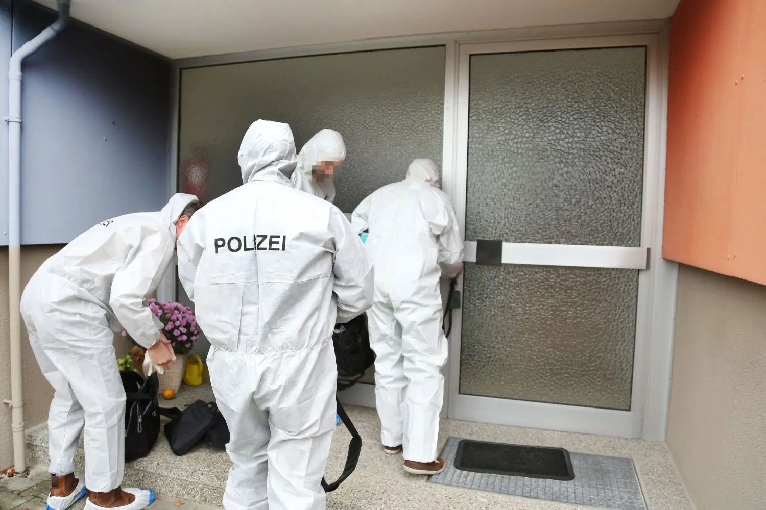 Ermittler des Polizeipräsidiums Aalen von der Soko "Ring" vor dem Haus, in dem am Mittwoch das Opfer gefunden wurde.