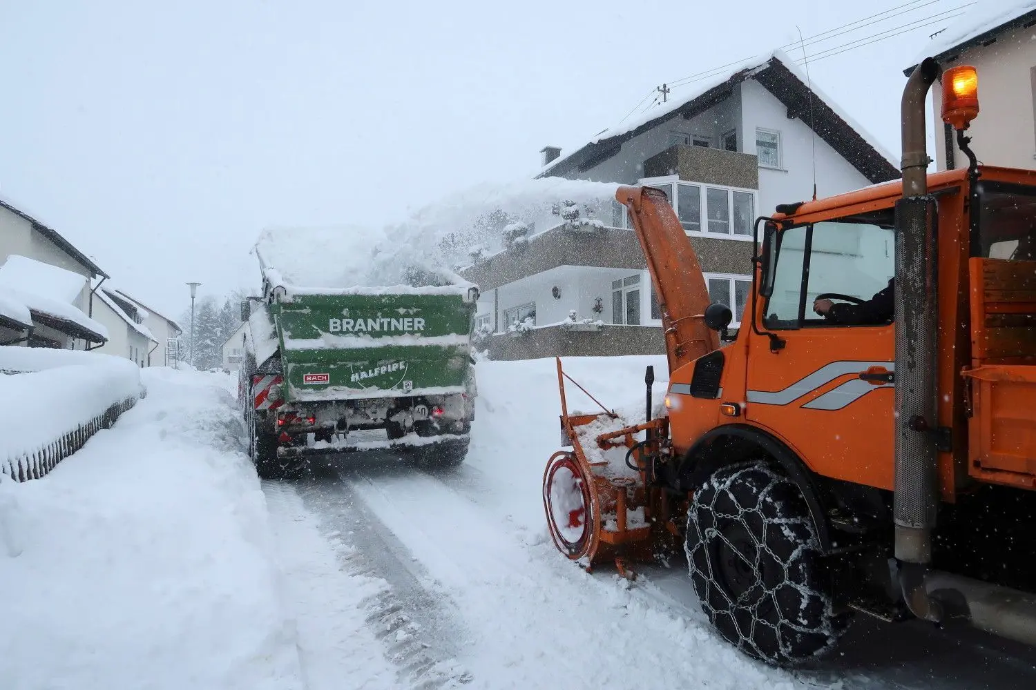 Hier kommt selbst der Pflug nicht mehr durch: In Treffelhausen ist die Schneefräse im Einsatz.⇥