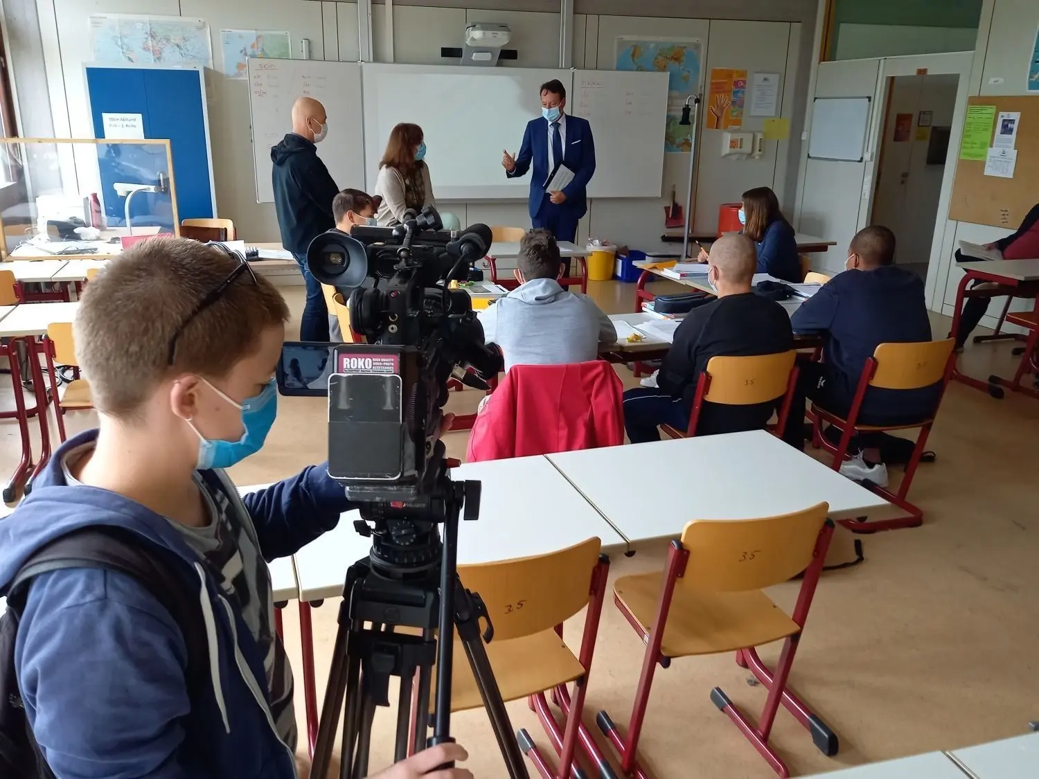 Auch ein Kamerateam von RTF und ein Radioteam vom SWR begleiteten den Besuch des Regierungspräsidenten in der Hechinger Realschule.