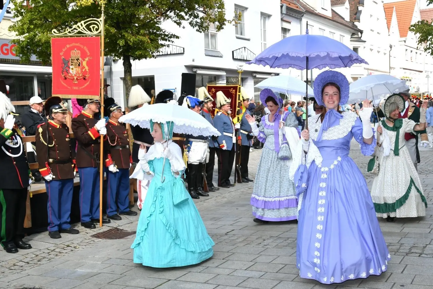 Musikkappellen aus Ehingen, historische Bürgerwachen und Milizen aus 48 Orten in Baden-Württemberg und rund 2000 Teilnehmer "im bunten Rock" waren am Sonntag zu Gast in Ehingen.