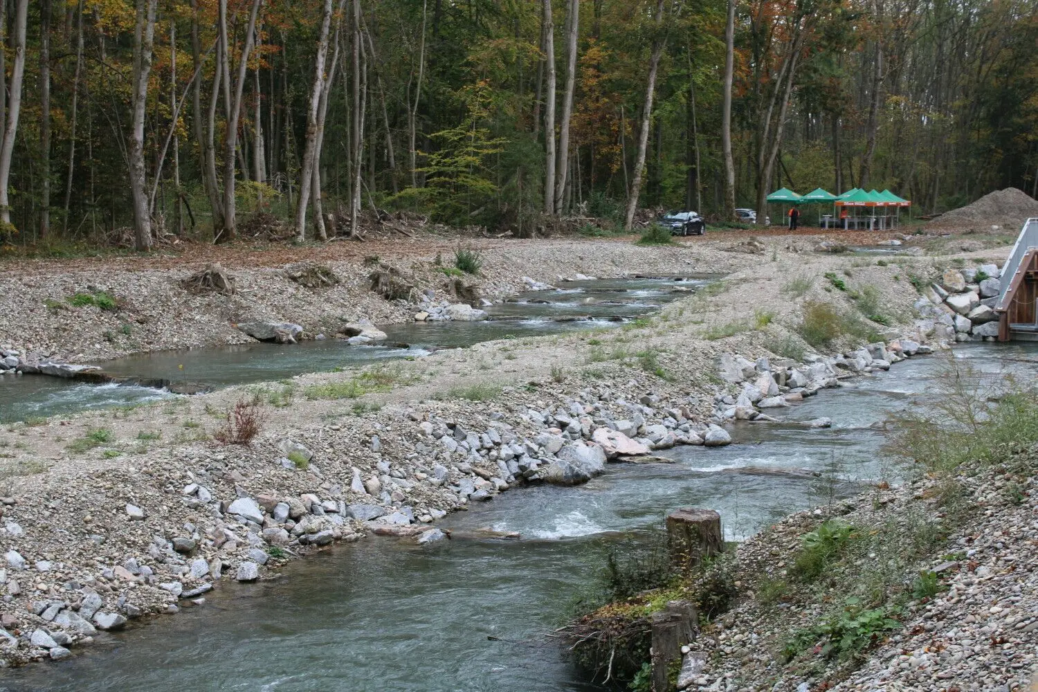 Der neue Bachlauf bei Oberbalzheim: An den Ufern soll sich nun die Natur ausbreiten.