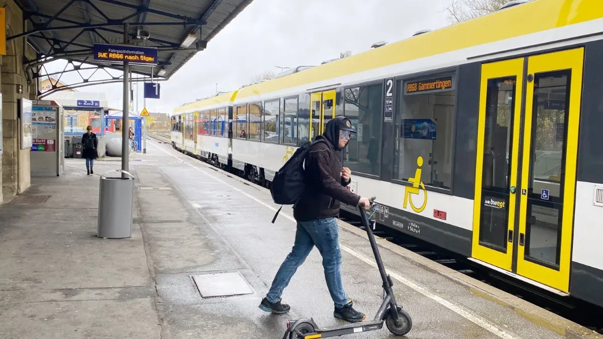 Auch am Bahnhof Hechingen werden in den nächsten sechs Tagen spürbar weniger Züge abfahren.
Bahnhof Hechingen Bahnsteig SWEG Zug ÖPNV Regionalbahn