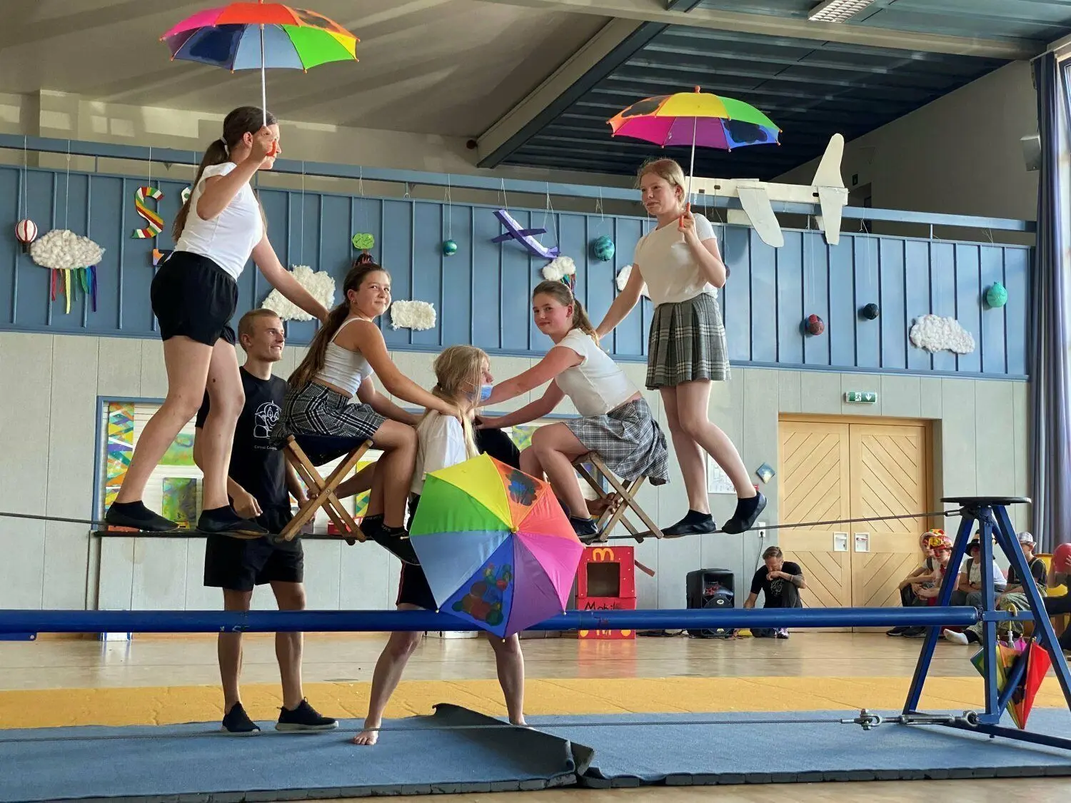 England: Olivia Koppenhofer, Viktoria Machleit, Amelia Strohmaier und Cilija Strecker (von links) trauen sich mit der Hilfe von Zirkusartist Jonas Rieder aufs Drahtseil.