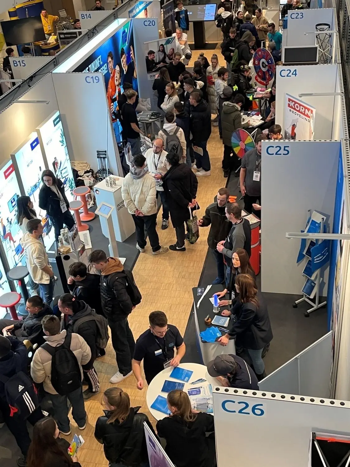 Vor allem Schüler waren bei der Ausbildungs- und Studienmesse Startklar in der Festhalle Ebingen unterwegs.⇥