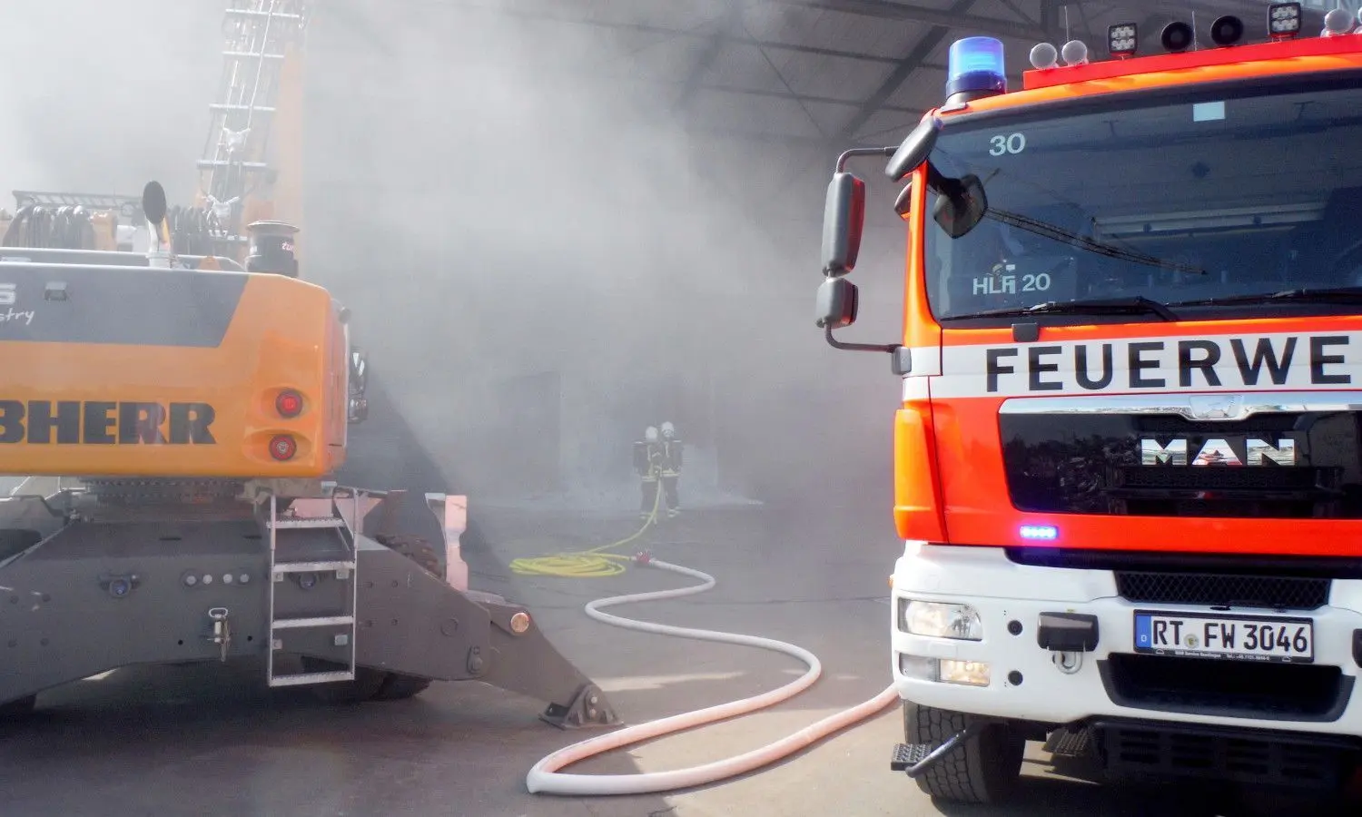 Feuerwehr Reutlingen löscht brennenden Schleifschlamm.