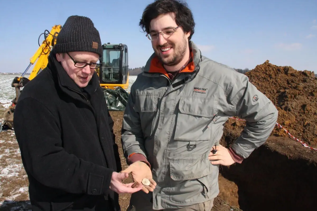 Professor Harald Floss und Benjamin Schürch von der Uni Tübingen bei einer archäologischen Grabung nahe Sonderbuch.