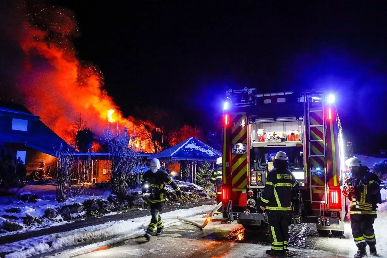 Die Feuerwehr rückte am Samstagabend zu einem Brand in Schlat aus. Dort stand ein Haus in Vollbrand. Hoher Sachschaden entstand.