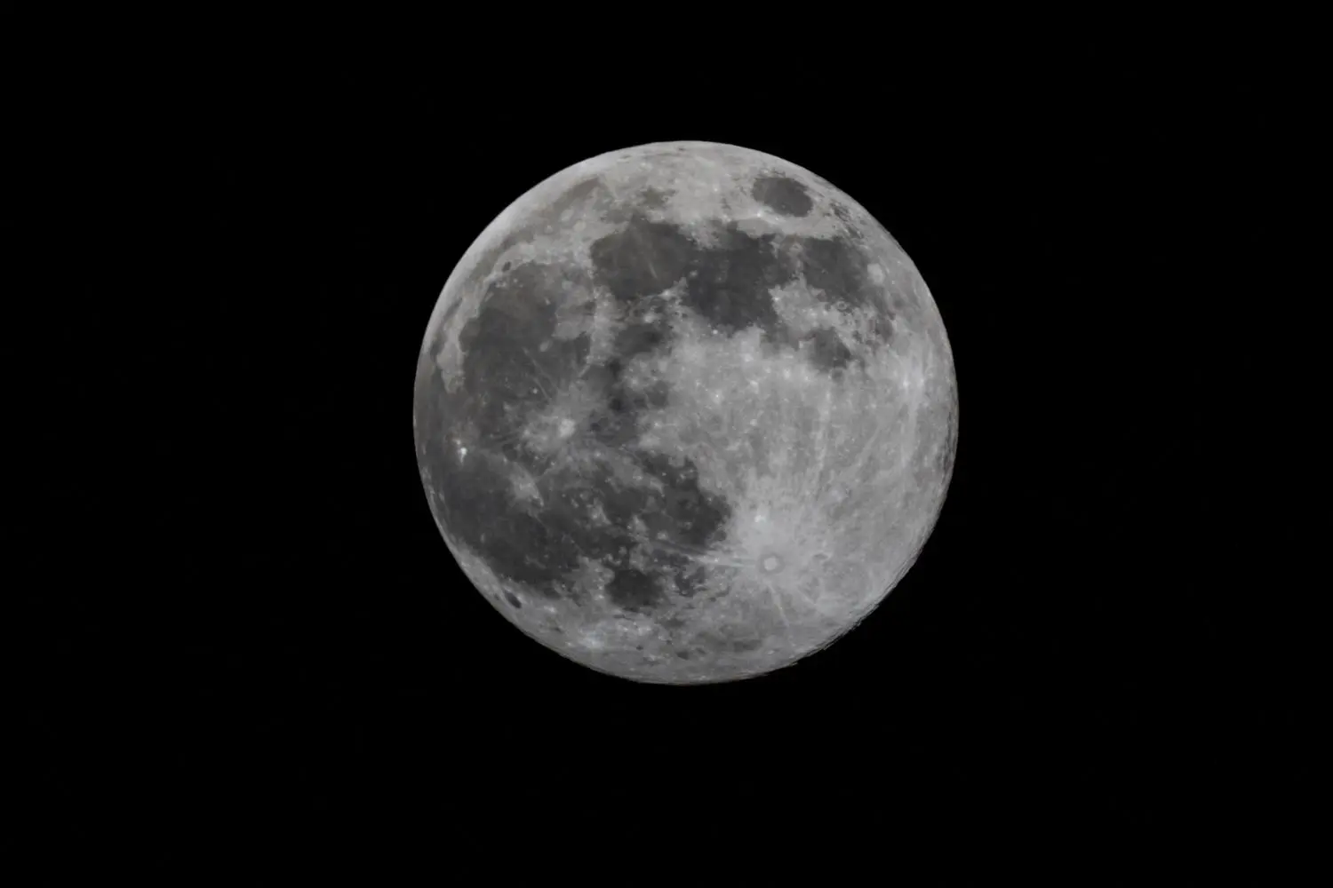 Aufgenommen in Stuttgart, um 0:20 Uhr am 08.04.2020, mit einer Canon EOS 5D Mark 4 montiert an einem Celestron Maksutov Teleskop MC 127/1500 NexStar 127 SLT GoTo.