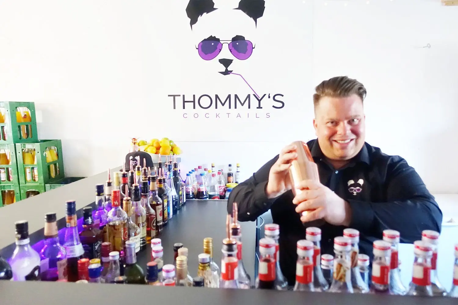 Thomas Schwenkedel aus Merklingen ist Barkeeper mit Leib und Seele. Mitten in der Corona-Krise hat er sich mit seinem Cocktail-Taxi selbstständig gemacht. ⇥