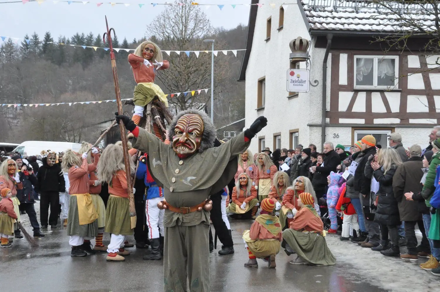 Ganz oben: Wie an einer Perlenschnur aufgezogen marschierten die Hemadglonker in Reih und Glied. Darunter: Die Narrenzunft Untermarchtal war selbstverständlich ebenfalls am Start.