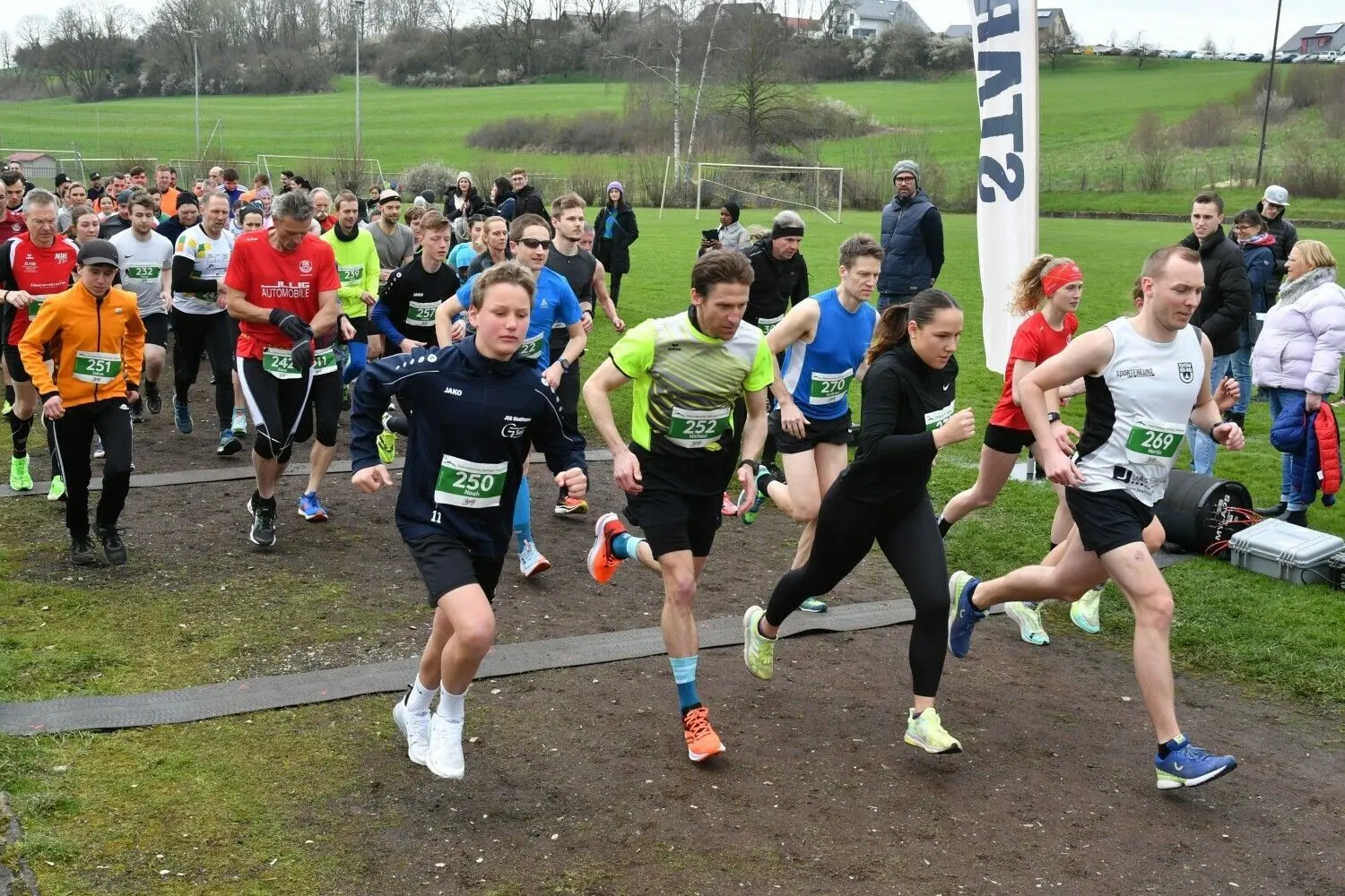 Nahezu 100 Läufer starteten beim 5,25 km-Freizeitlauf.