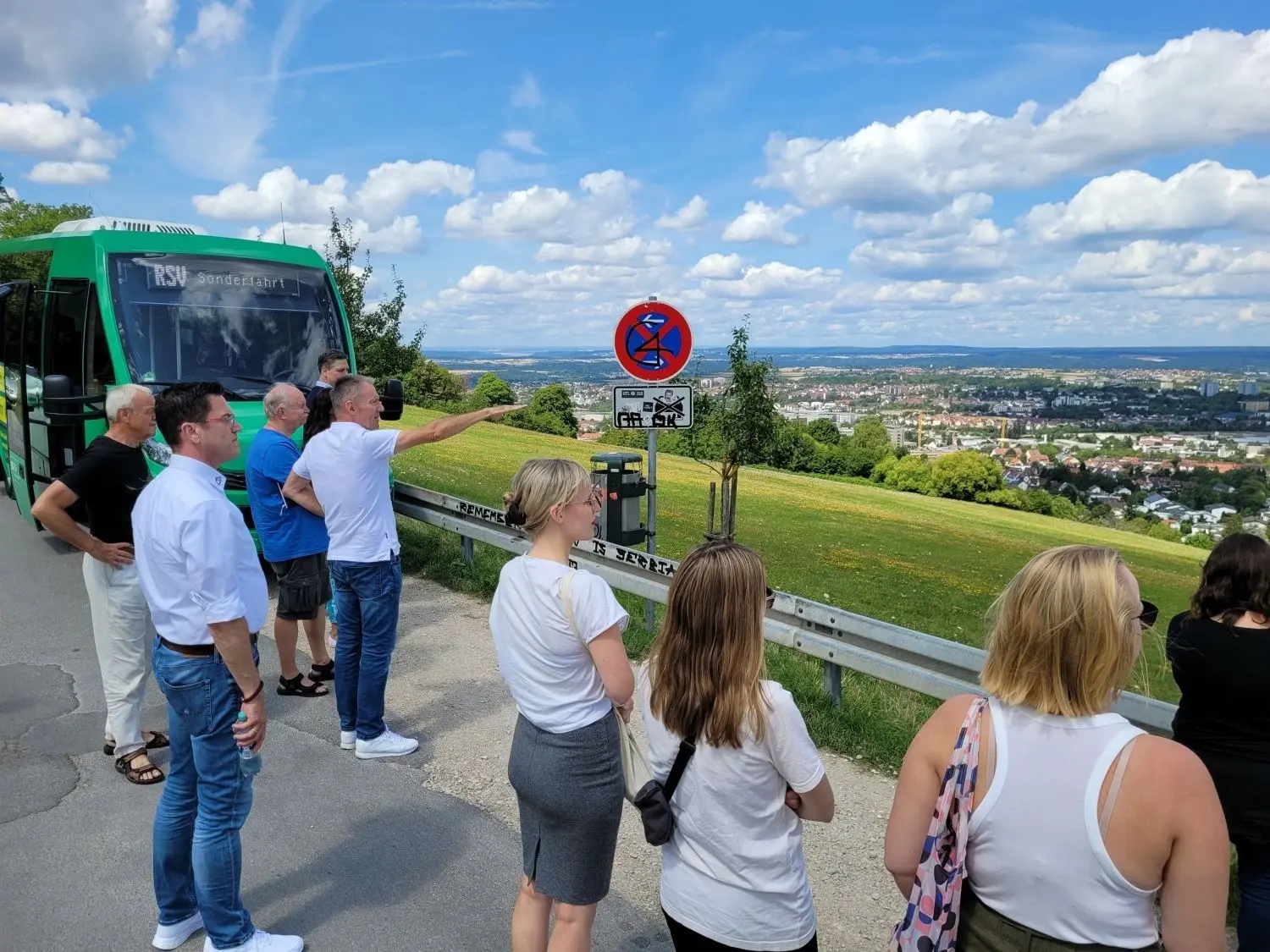 Die Stadtrundfahrt soll Touristen und Einheimischen unter anderem die Möglichkeit geben, Reutlingen und die Region von der Achalm aus bewundern zu können. Auch Rollstuhlfahrer können so den Reutlinger Hausberg erreichen.⇥