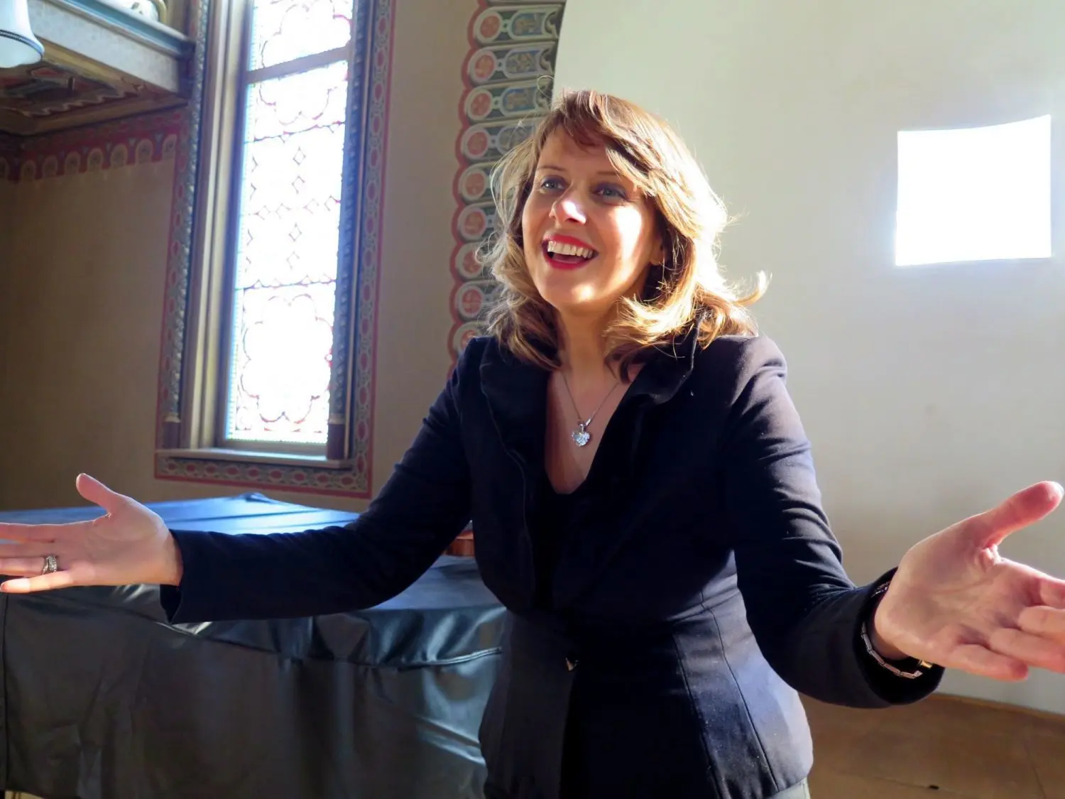 Die Gäste der Deutsch-israelischen Juristenvereinigung besuchten bei ihrem Aufenthalt in Hechingen auch die Alte Synagoge, in der Musikerin und Sängerin Zorana Memedovic das hebräische Lied „Hava nagila“ sang.
