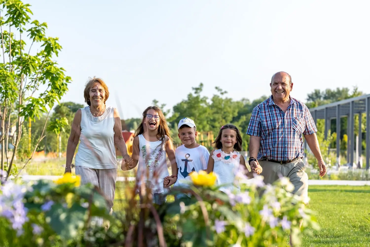 Spaziergang auf den Rheinterrassen, Teil der Landesgartenschau 2022 in Neuenburg am Rhein.