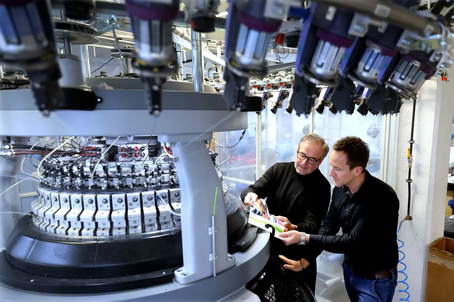 Albstoffe werden auf modernen Albstädter Strickmaschinen von „Mayer&Cie und Beck“ hergestellt. Selbst die hochwertigen Nadeln sind aus Albstädter Produktion von Groz-Beckert.