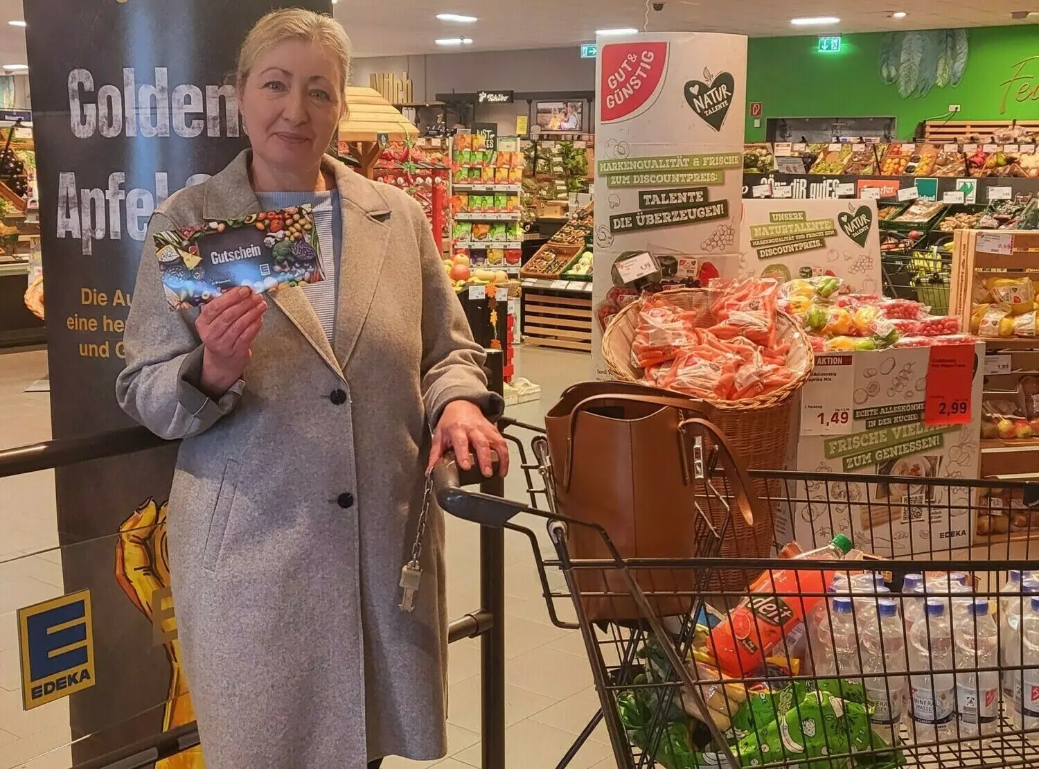 So sehen Sieger aus: Diese Frau bekommt ihren Einkauf bei Edeka in Nersingen in Gutscheinen rückerstattet.