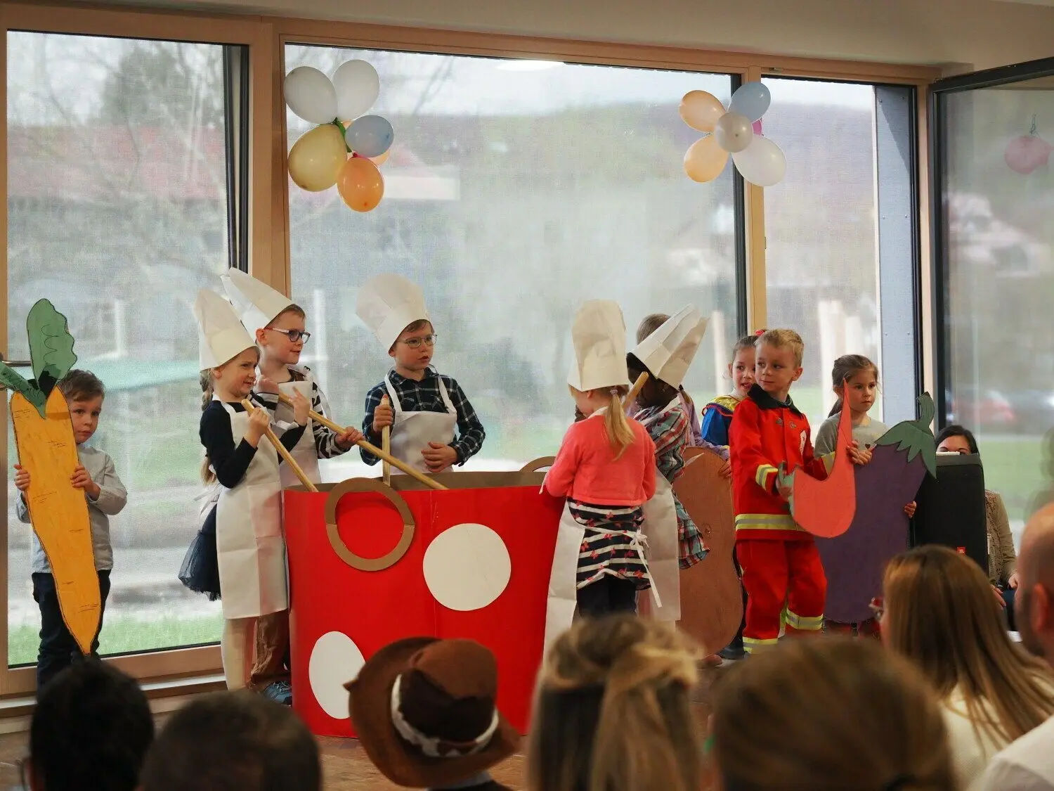 Bei der Eröffnung des neuen Kindergartens Bad Ditzenbach unterhalten die Jungen und Mädchen auf der Bühne.