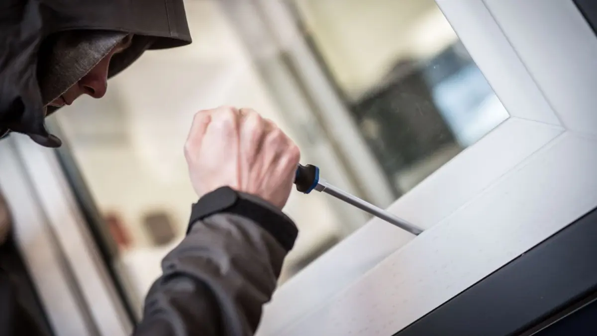 In Wäschenbeuren hat ein Unbekannter an einem Wohnhaus ein Fenster aufgehebelt und ist in das Gebäude eingestiegen.
ARCHIV - 10.04.2015, Hessen, Frankfurt/Main: ILLUSTRATION - Ein Mann demonstriert in der polizeilichen Beratungsstelle, wie Einbrecher Fenster aufhebeln. (zu dpa: «Rund 1470 Wohnungseinbrüche in Rheinland-Pfalz im ersten Halbjahr») Foto: Frank Rumpenhorst/dpa +++ dpa-Bildfunk +++
