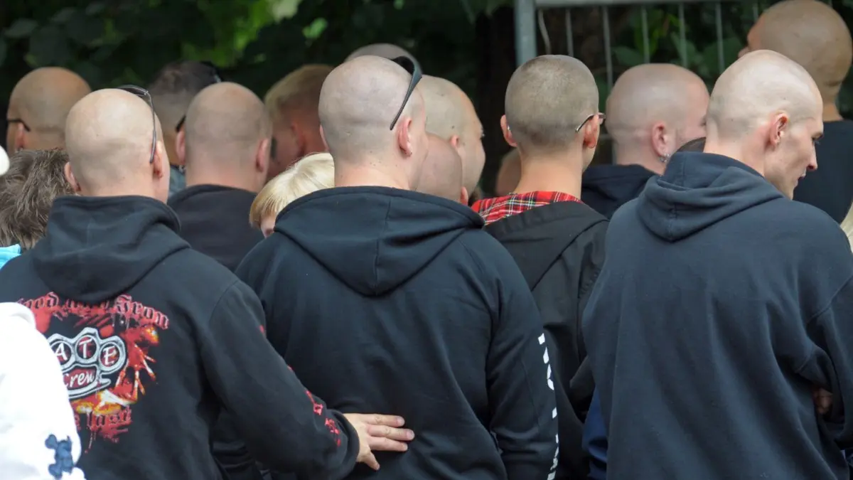 In Lauchhammer-West haben Anhänger der extrem rechten Kleinstpartei Die Heimat (ehemals NPD) Weihnachten gefeiert – bis die Polizei kam. (Symbolfoto)
ARCHIV - Teilnehmer der NPD-Veranstaltung «Rock für Deutschland» warten am 11.07.2009 in Gera auf Einlass in einen abgesperrten Park. Sie gilt als Einstieg in die Szene: Rechtsextreme ködern potenziellen Nachwuchs über Musik. Bei den Rechts-Rock-Konzerten in Thüringen beobachten Szenekenner jetzt eine erfreuliche Entwicklung - die Zahl der Rechts-Rock-Konzerte deutlich gesunken. Foto: Peter Müller/lth (zu lth 0060 vom 15.03.2012) +++(c) ZB-FUNKREGIO OST - Honorarfrei nur für Bezieher des ZB-Regiodienstes+++ +++ dpa-Bildfunk +++