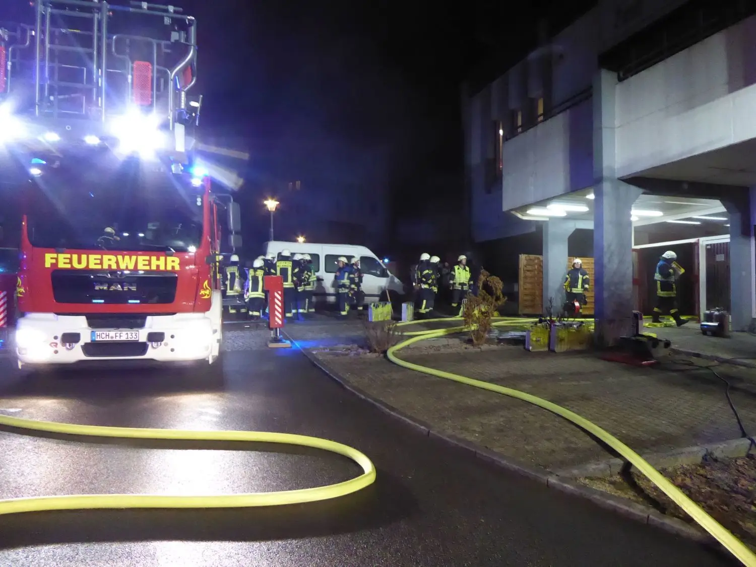 Mit einem erweiterten Löschzug und 33 Mann rückte die Hechinger Feuerwehr am Donnerstag kurz vor 6 Uhr ans Oldtimermuseum an der Staig aus.