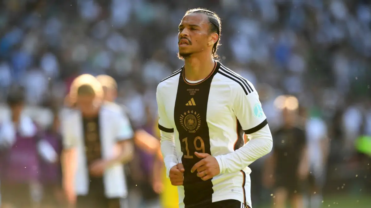 Die DFB-Elf testet heute in ihrer Vorbereitung auf die Heim-EM im kommenden Jahr gegen Japan. Alle Infos zu den Fußballspielen des heutigen Tages im Überblick.
ARCHIV - 12.06.2023, Bremen: Fußball: Länderspiele, Deutschland - Ukraine, wohninvest Weserstadion. Deutschlands Leroy Sane auf dem Weg in die Halbzeitpause. Der Bayern-Profi hat die Bedeutung der anstehenden Länderspiele betont. (zu dpa: «Sané : «Es steht deutlich mehr auf dem Spiel als nur zwei Testspiele»») Foto: Carmen Jaspersen/dpa +++ dpa-Bildfunk +++