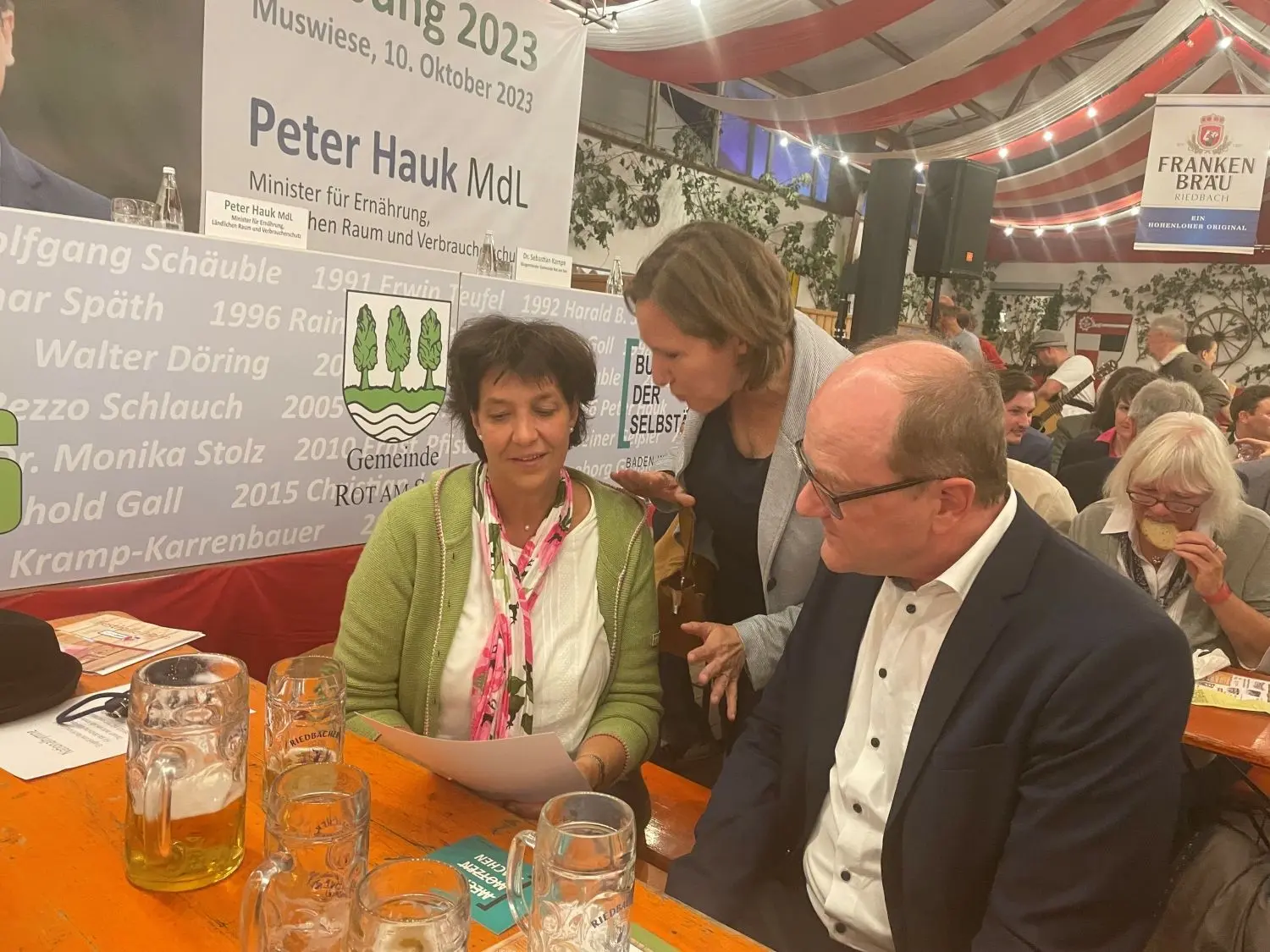 Isabell Rathgeb, Fraktionsvorsitzende der CDU im Kreistag und Vorsitzende des Fördervereins der Diak-Kinderklinik, machte mit einer Petition die Runde. Die Versorgung von Frühchen Level 1 bei Risikoschwangerschaften und Geburtsnotfällen im Landkreis Hall ist durch die Erhöhung der Mindestfallzahl in Gefahr. Mehr dazu sowie den Link zur Petition gibt’s unter Beuteltigerstark.de