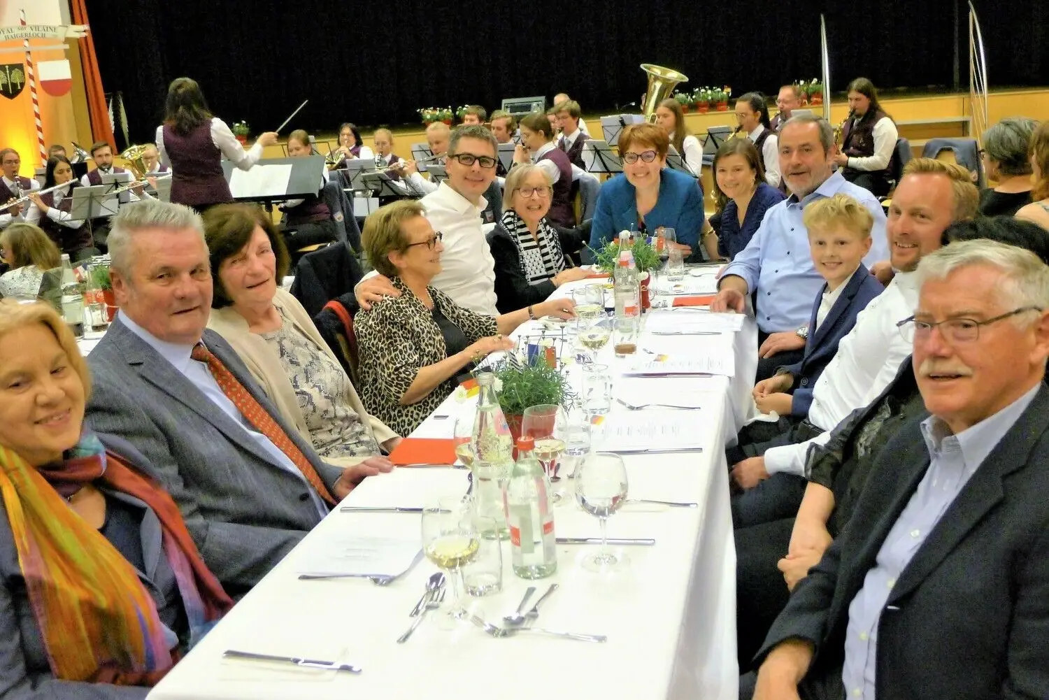An langen Tafeln wurde beim Festbankett in der Owinger Eyachtalhalle gespeist. Die Stadtkapelle umrahmte den Abend musikalisch. Mitten im Geschehen: Altbürgermeister Roland Trojan (vorn links), Bürgermeister Lebherz (hinten links) und Owingens Ortsvorsteher Karl-Heinz Binder (hinten rechts).