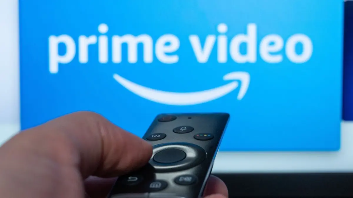 Amazon Prime Video hat Werbepausen angekündigt. Das gilt es nun für Nutzer zu wissen.
Das Logo des Streaminganbieters Amazon Prime Video ist auf einem Fernseher zu sehen. (zu dpa "Netflix und Amazon wollen non-fiktionales Angebot ausbauen") +++ dpa-Bildfunk +++