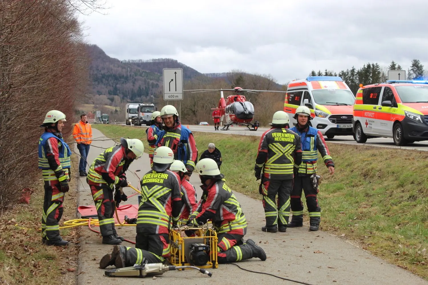 Die Feuerwehr Hechingen war mit 26 Mann im Einsatz. Die Helfer befreiten den eingeklemmten Fahrer aus seinem Auto.
