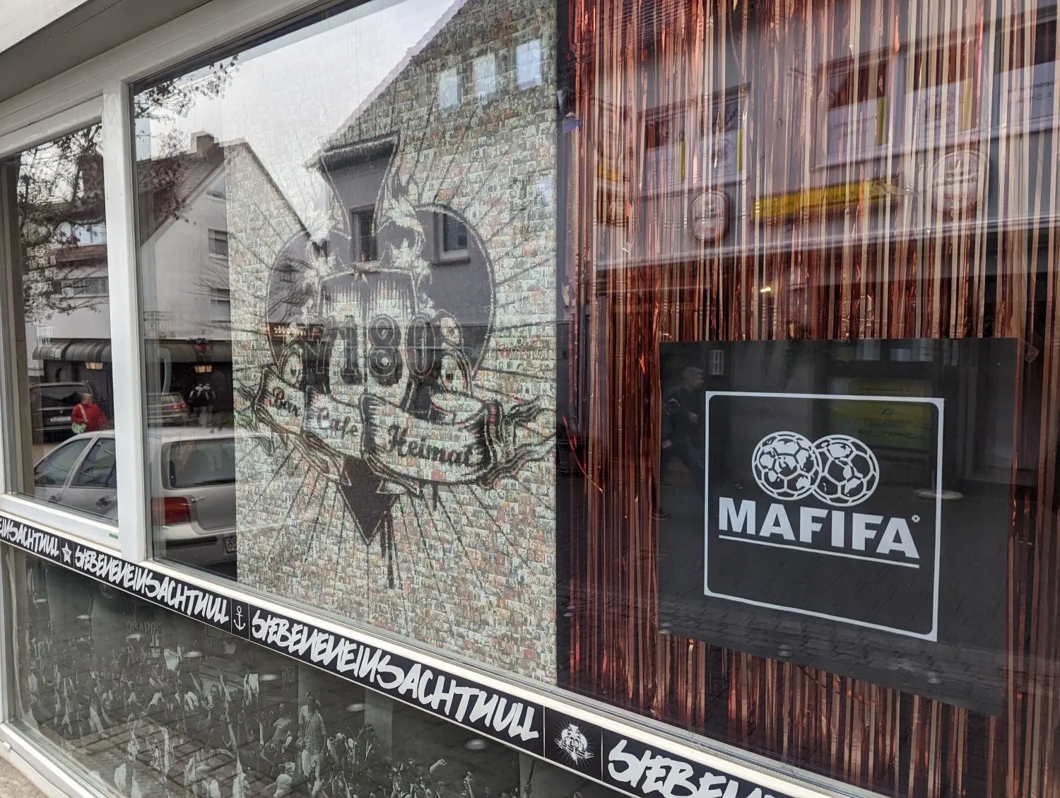 Die 7180-Bar positioniert sich deutlich gegen die Fußball-Weltmeisterschaft in Katar und den Verband Fifa. ⇥