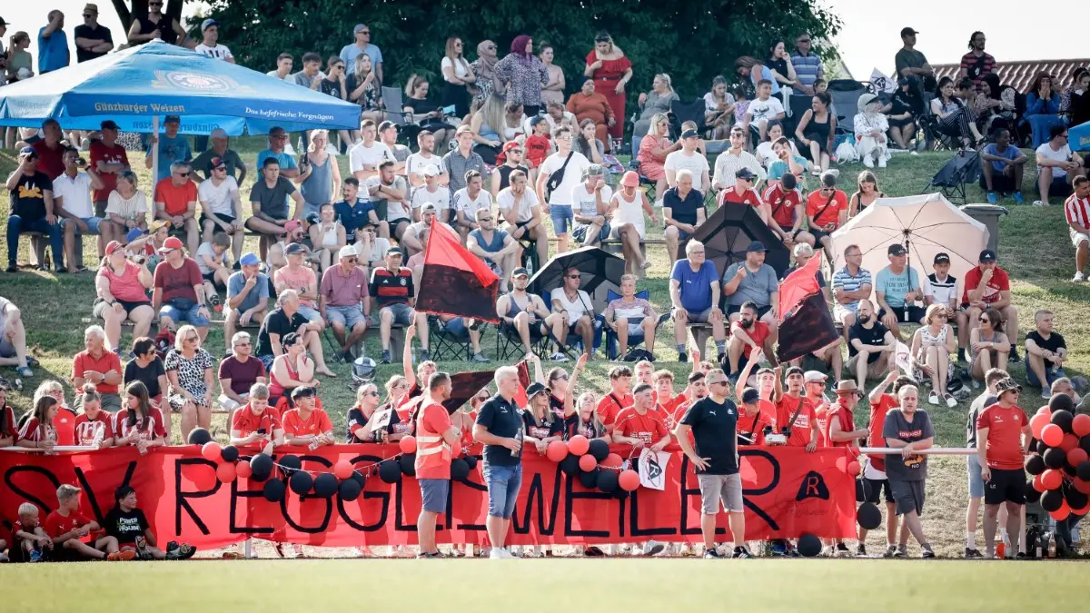 Im vergangenen Sommer sind die Fußballer des TSV Regglisweiler nach einem 3:0 in der Relegation gegen den TSV Senden in die Kreisliga A3 aufgestiegen. ⇥
Fußball, Fotoauftrag, Relegation - Fußball Bezirk Donau/Iller TSV Senden (weiss) und der TSV Regglisweiler (rot)