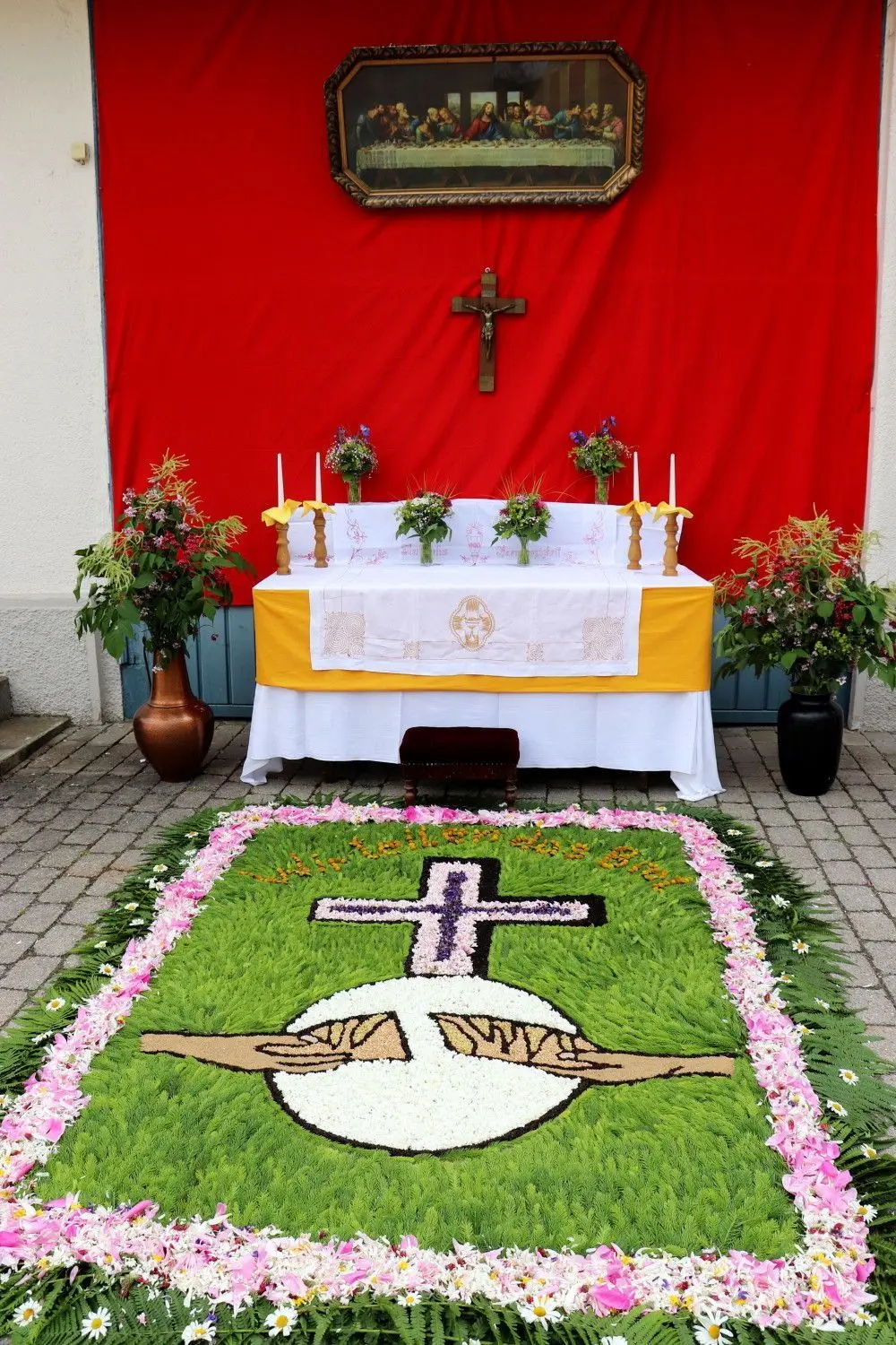 In Bichishausen haben sich Freiwillige zusammengetan, um die St. Gallus-Kirche floral nachzubilden (l.). Und in Dürrenstetten stellen engagierte Katholiken die Brotteilung dar.
