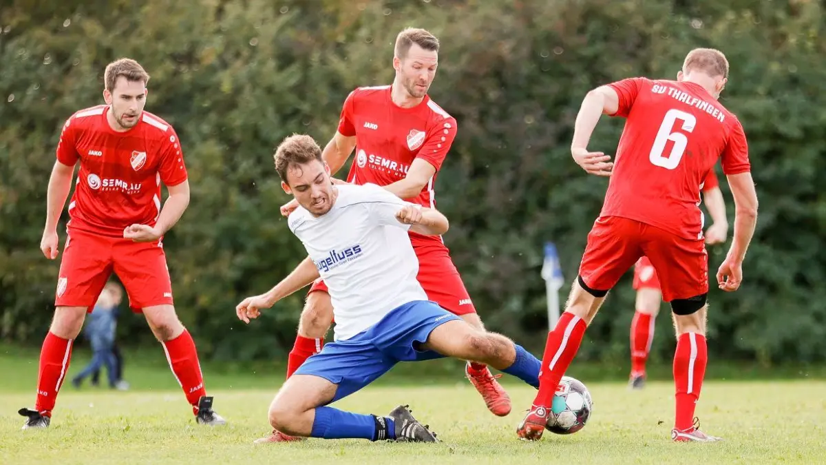 Der SV Oberelchingen ist der Gejagte in der Staffel A2. Auch das Derby gegen Thalfingen (rote Trikots) steht wieder an. ⇥Fußball Donau/Iller Kreisliga A SV Oberelchingen um Niclas Gröner (weiß) gegen SV Thalfingen (rot)