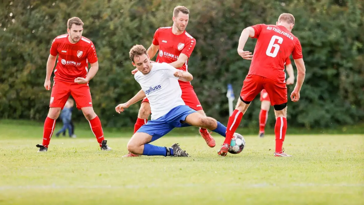 Der SV Oberelchingen ist der Gejagte in der Staffel A2. Auch das Derby gegen Thalfingen (rote Trikots) steht wieder an. ⇥
Fußball Donau/Iller Kreisliga A SV Oberelchingen (weiß) gegen SV Thalfingen (rot)