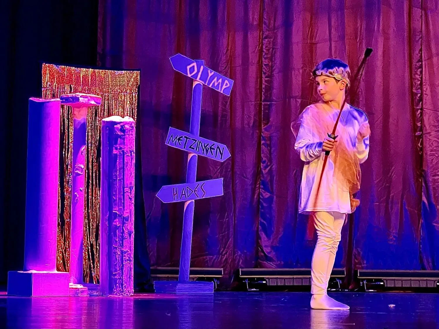 Wenn Liebesgott Eros schießt, geht schon mal ein Pfeil daneben und sorgt für Chaos. 400 Besucher in der ausverkauften Stadthalle waren begeistert.