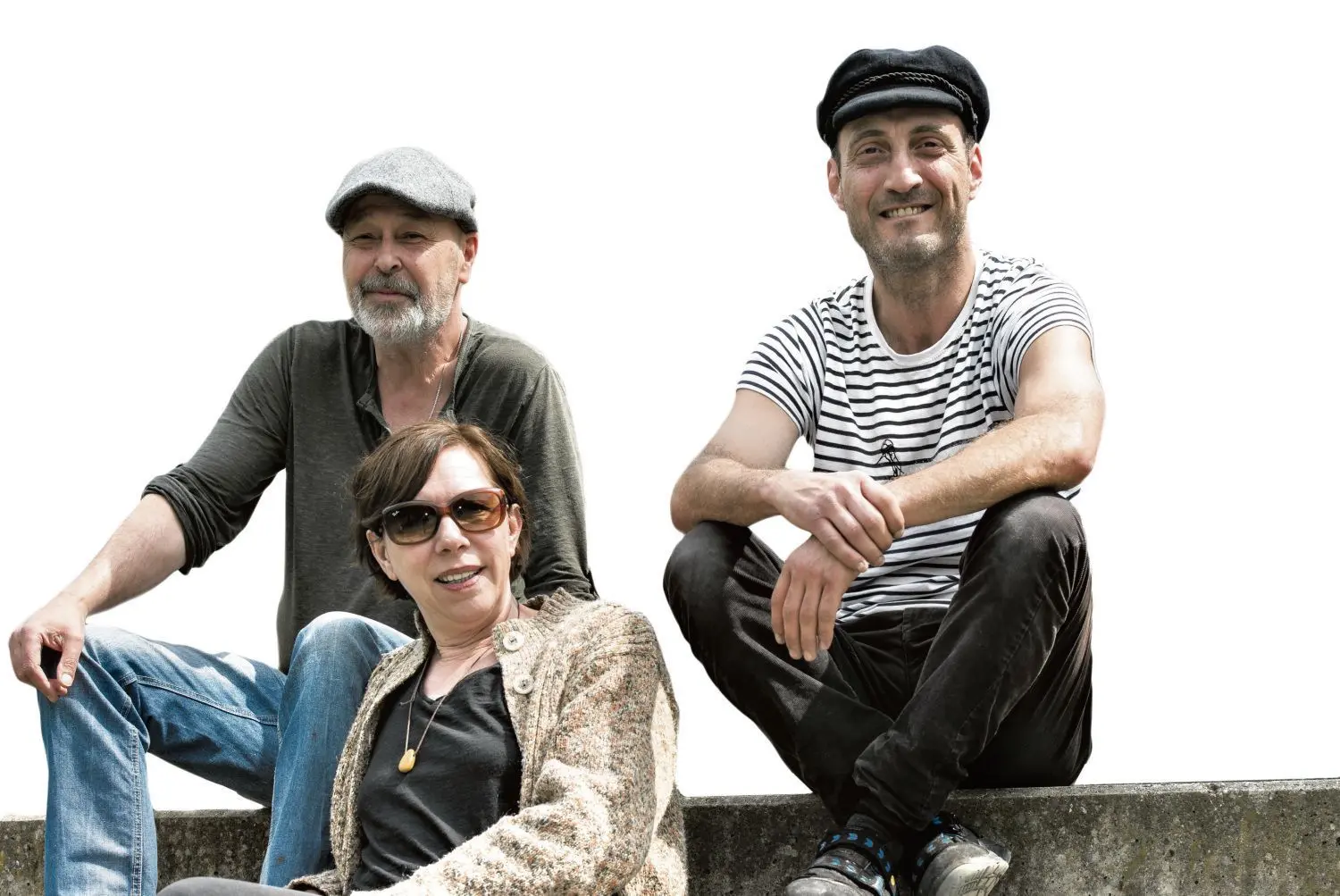 Koch Herbert Dreiseidler, Organisatorin Monika Fauss und der kreative Kopf Robert Förster (von links) eröffnen den Biergarten „Am Fluss“ am Donauufer.