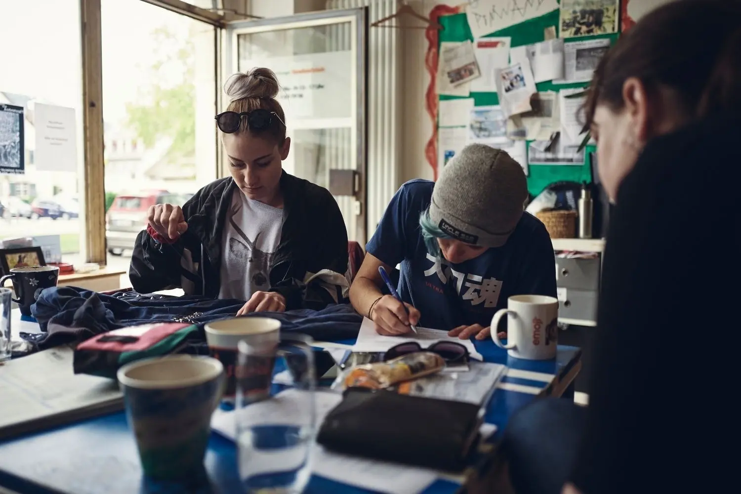 Über kreative Arbeit ins Gespräch kommen: In der Galerie UpArt bauen Sozialarbeiter Vertrauen zu Gestrandeten auf.